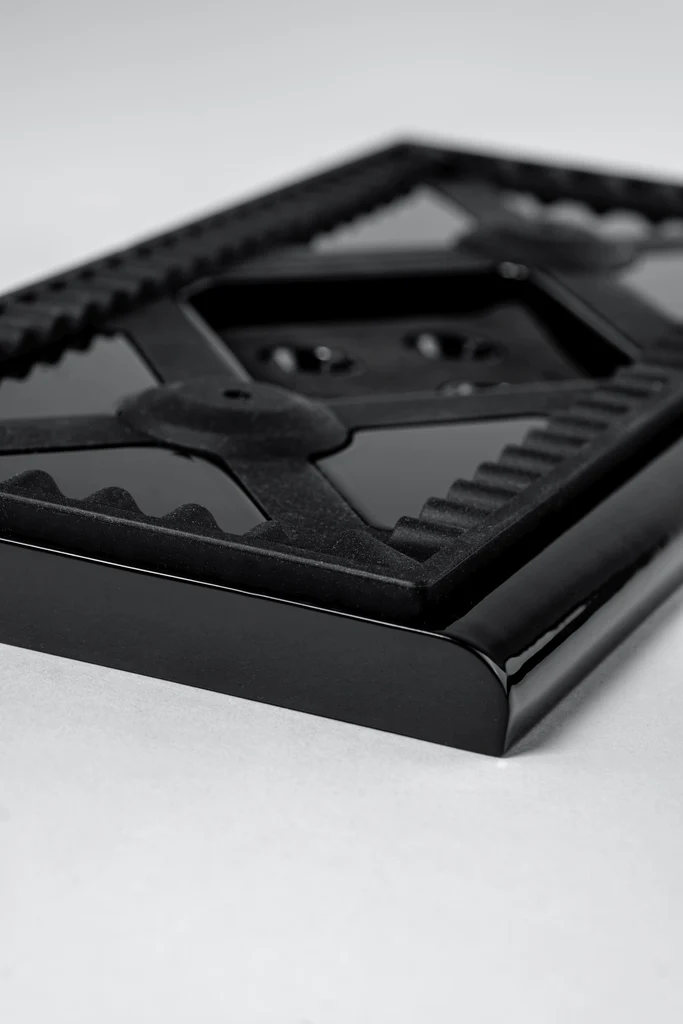 Detailaufnahme eines modernen schwarzen Bilderrahmens Schwarzer Bilderrahmen mit dekorativen Kanten auf grauem Hintergrund