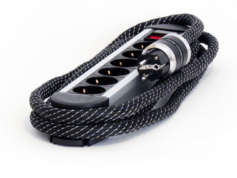 Eine schwarze Steckdosenleiste mit mehreren Steckplätzen und einem robusten, flexiblen Kabel in Spiralform.