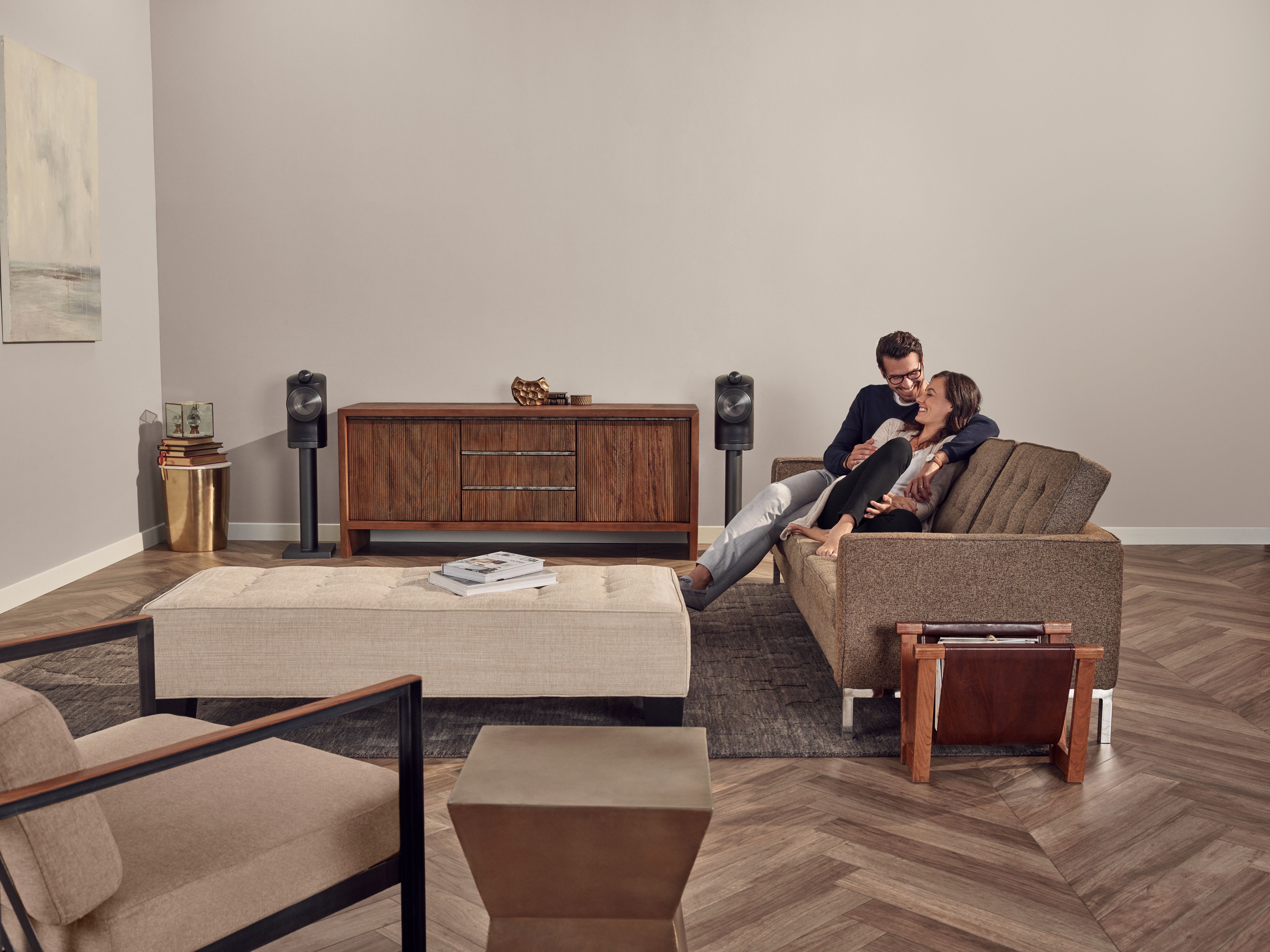 Formation-Duo-Black-Couple-Listening