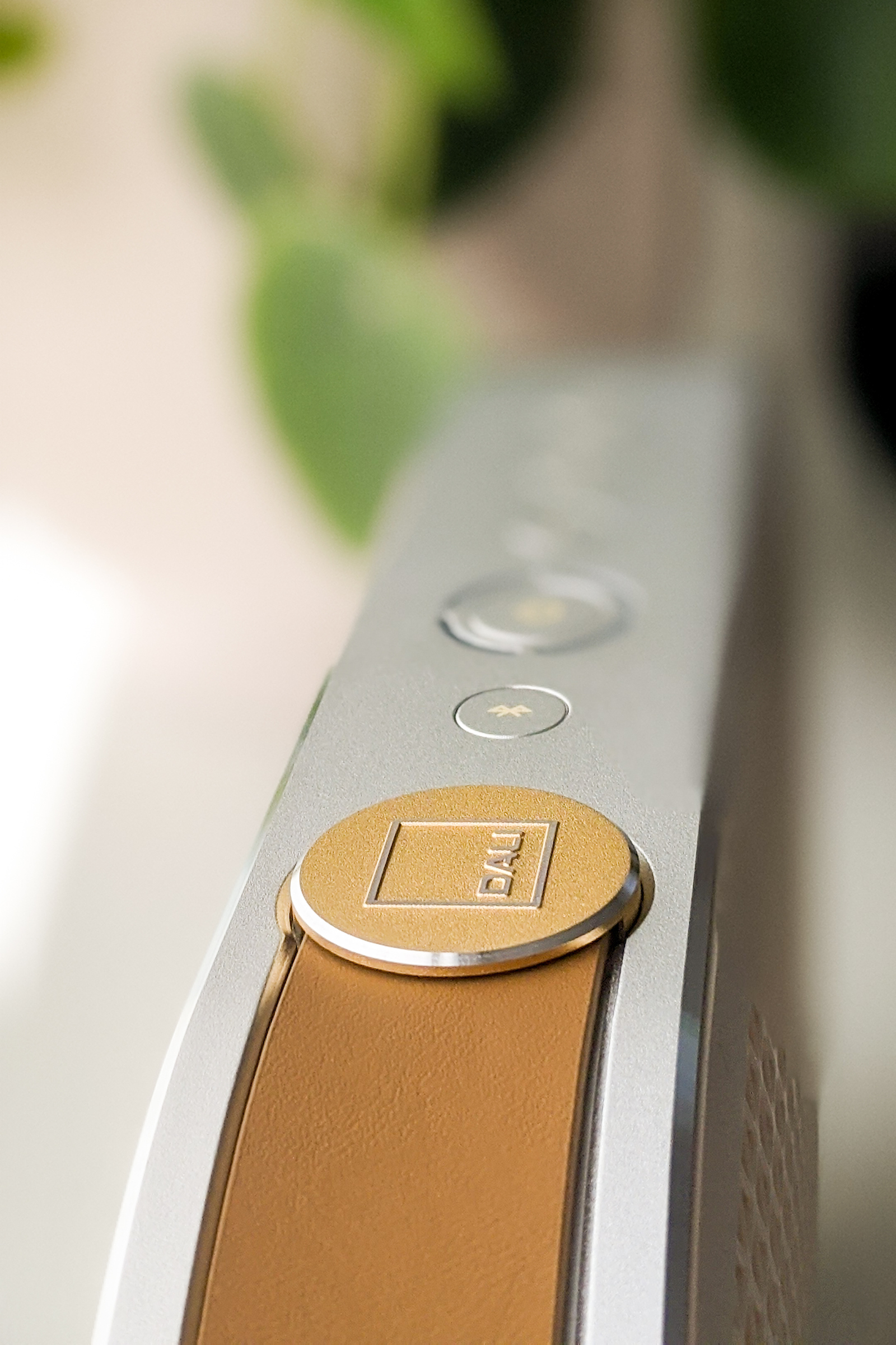 DALI_KATCH_G2_CARAMEL-WHITE_environmental_3