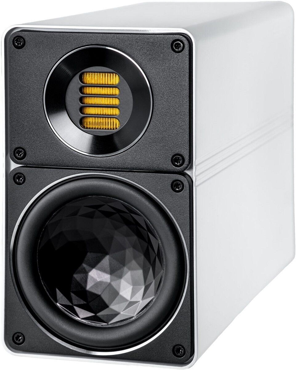 Moderner weißer Lautsprecher mit schwarz-goldenem Design Nahaufnahme eines modernen weißen Lautsprechers mit einzigartigem schwarz-goldenem Treiber