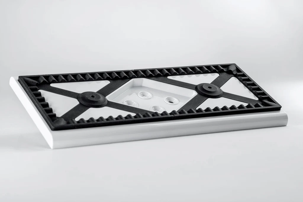 Schwarze und weiße rechteckige Halterung für technische Anwendungen Rechteckige Halterung mit schwarzem und weißem Design, geeignet für technische Anwendungen